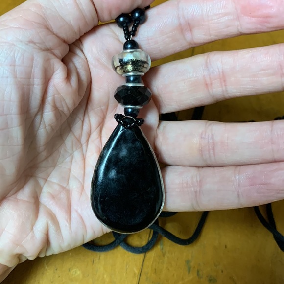2 Black and Clear glass necklaces - Picture 4 of 7